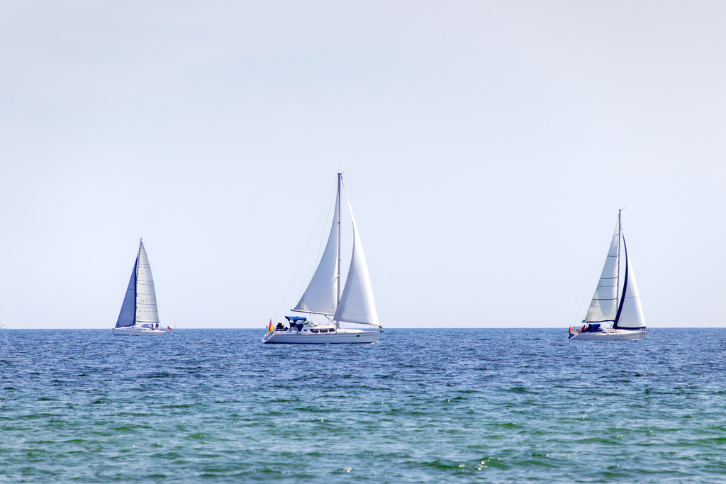 Wandbild: Segeltrip – Freiheit auf der Ostsee | Sanfte Farben und eine beruhigende Küstenlandschaft – dieses Wandbild vermittelt die entspannte Atmosphäre eines Segeltages auf der Ostsee. Die drei Segelboote gleiten ruhig über das Wasser, während der weite Himmel für eine offene und harmonische Bildwirkung sorgt.  - Realisiert mit Pictrs.com