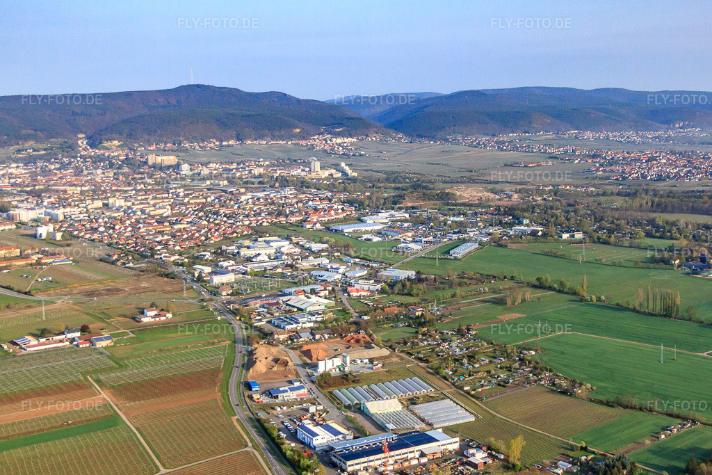 Luftbild: Ortsteil Branchweiler von Osten in Neustadt an der Weinstraße im Bundesland Rheinland-Pfalz in Deutschland. Foto: IMG_49612.jpg vom 13.04.2012 durch Werner Riehm/FLY-FOTO.deAuflösung des Originals: 4611 x 3074 px