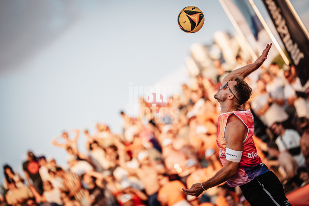 Beachvolleyball | Männer | Allianz German Beach Tour 2025 | Tourstop München | 05.07.2025 | Jonas Sagstetter beim Aufschlag