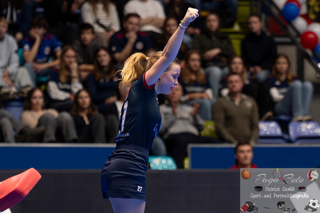 Volvo E.R.B. Final 4 Halbfinale Frauen: Der Club an der Alster - Berlienr HC, 25.01.2025 | Philine Drumm (Berliner HC #27) streckt den Arm in die Höhe, Der Club an der Alster - Berlienr HC, Frankfurt, Süwag Arena, 25.1.2025 - Realisiert mit Pictrs.com
