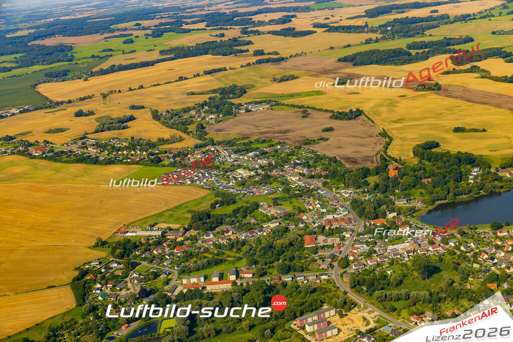 Übersichts Bild Satow - Die Luftaufnahme wurde 2025 vom UL-Flugzeug heraus erstellt ( keine Drohnenaufnahme ) - Hochauflösende Luftaufnahme - für Wandbilder und großformatige Ausdrucke geeignet. Das besondere Geschenk!Hier alle&nbsp;Infos zur Lizenzierung der LuftaufnahmeWir fliegen auch dieses Jahr wieder in Ihre Region um Luftbilder zu erstellen.- Luftbild anfragen