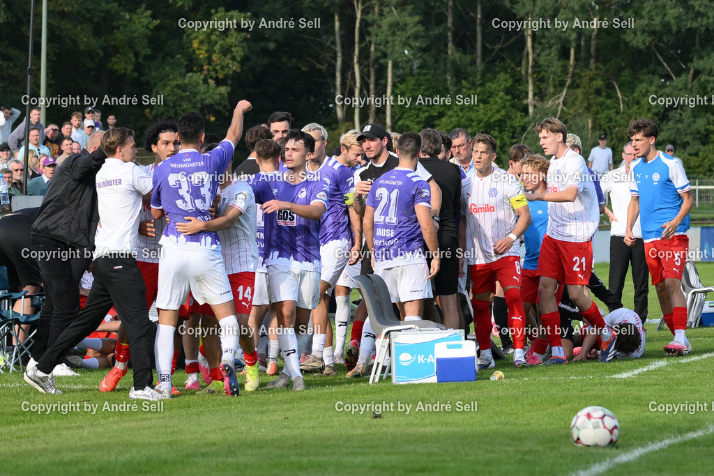 VfR Neumünster vs Holstein Kiel II | Rudelbildung nach Foulspiel von Jan Lippegaus (VfR #3) an Mätthi Meyer (Holstein #3) / Fußball-Oberliga Männer 2026/2027 / VfR Neumünster vs Holstein Kiel II / Grümmi-Arena / Neumünster / 27.09.26 - Realisiert mit Pictrs.com