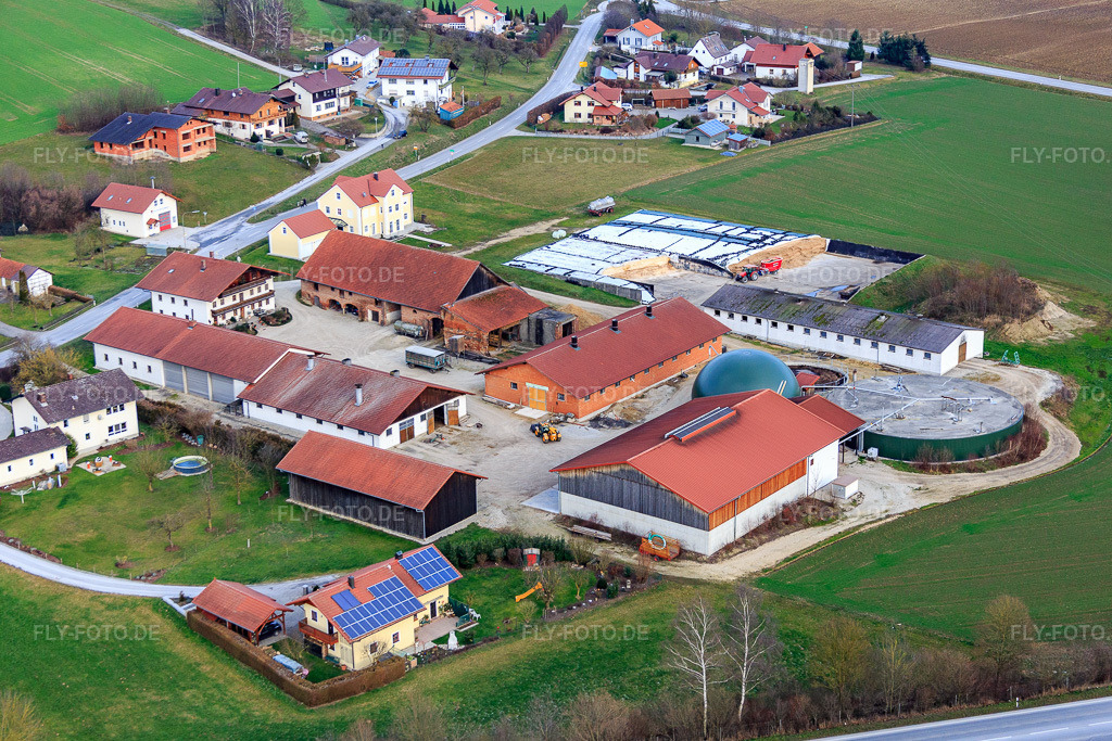 Luftbild: Ortsansicht von Westen im Ortsteil Untertattenbach in Bad Birnbach im Bundesland Bayern in Deutschland. Foto: IMG_085535.jpg vom 31.12.2015 durch Werner Riehm/FLY-FOTO.de