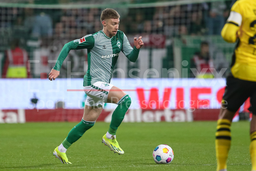 Fussball, Bundesliga, SV Werder Bremen - Borussia Dortmund | v.li.: Mitchell Weiser (SV Werder Bremen, 8) am Ball, Einzelbild, Ganzkörper, Aktion, Action, Spielszene, DIE DFL-RICHTLINIEN UNTERSAGEN JEGLICHE NUTZUNG VON FOTOS ALS SEQUENZBILDER UND/ODER VIDEOÄHNLICHE FOTOSTRECKEN. DFL REGULATIONS PROHIBIT ANY USE OF PHOTOGRAPHS AS IMAGE SEQUENCES AND/OR QUASI-VIDEO.