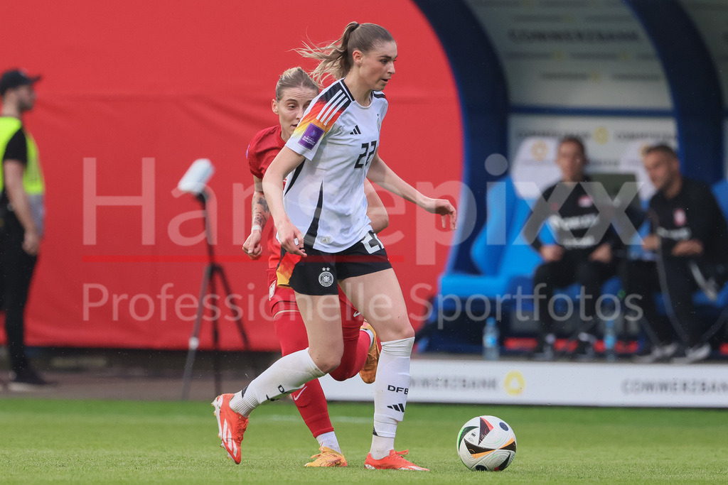 Fussball, EM-Qualifikation Frauen, Deutschland - Polen | v.li.: Jule Brand (Deutschland, DFB, 22) am Ball, Einzelbild, Ganzkörper, Aktion, Action, Spielszene