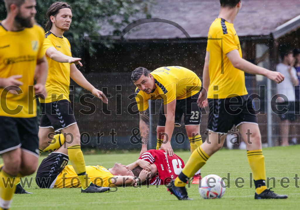 2023-07-29_076_FC_Finsing_gegen_SC_Kirchasch | Finsing, Deutschland, 29.07.2023:
Fußball, Kreisliga 2023 / 2024, 1. Spieltag, FC Finsing gegen SC Kirchasch, Endergebnis: 0:2

Bastian Bönisch (SC Kirchasch, #16), Stefan Hackl (SC Kirchasch, #11), Valentin Bachmeier (FC Finsing, #6), Alexander Mrowczynski (SC Kirchasch, #23)

Foto: Christian Riedel / fotografie-riedel.net