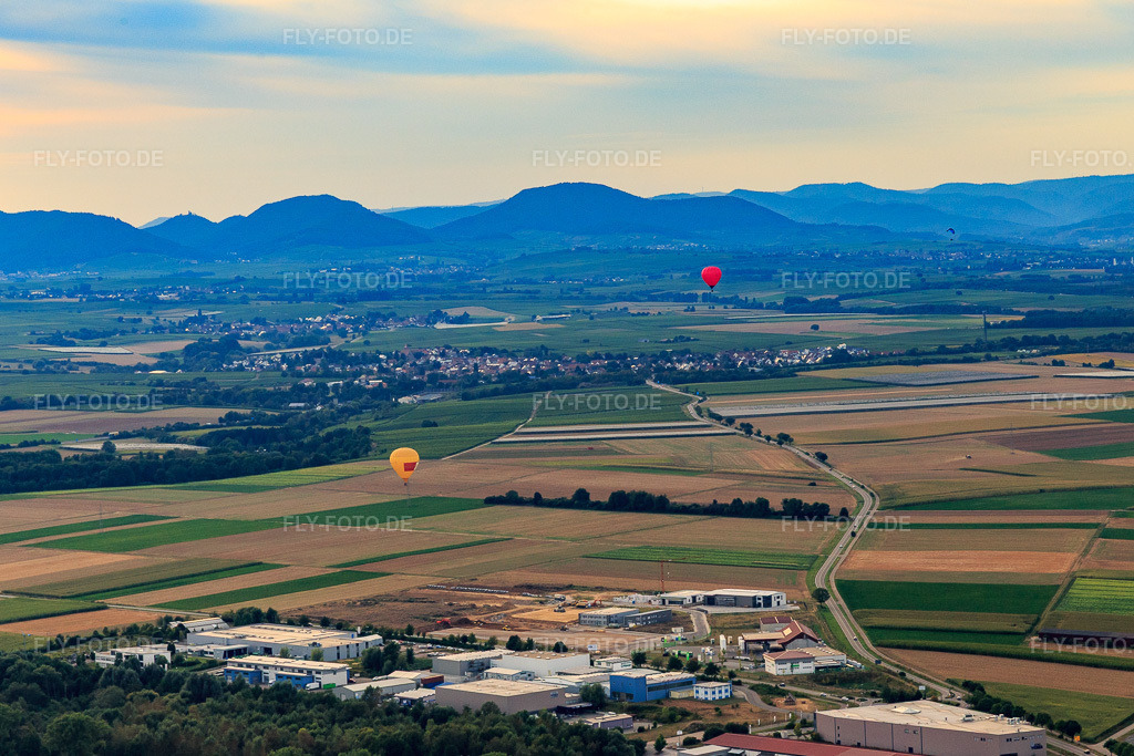 Luftbild: 2 Heissluftballone Richtung Insheim in Herxheim bei Landau im Bundesland Rheinland-Pfalz in Deutschland. Foto: IMG_094559.jpg vom 02.09.2016 durch Werner Riehm/FLY-FOTO.de