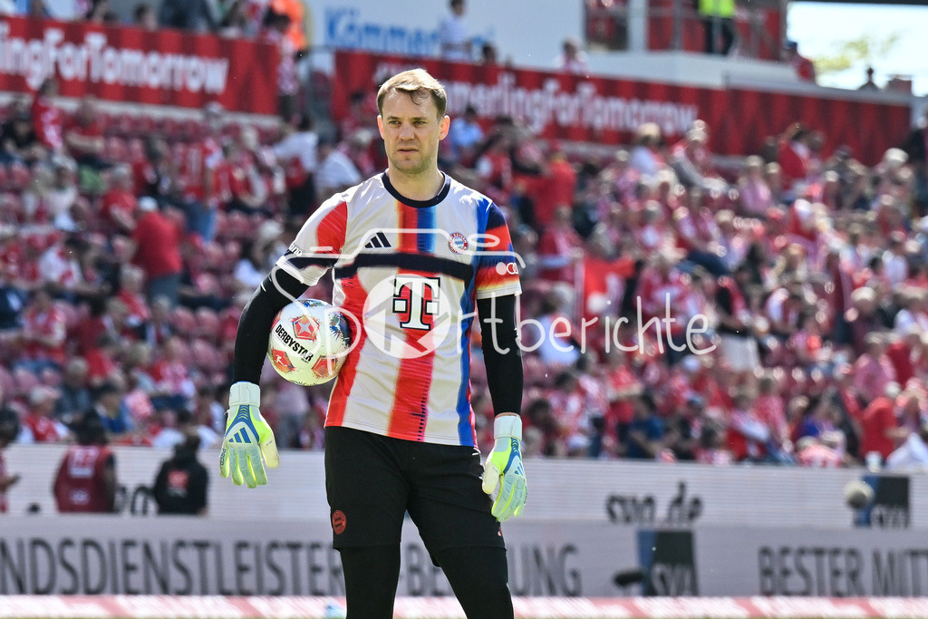 1. FSV Mainz 05 - FC Bayern München | MAINZ, GERMANY - 25. APRIL: im Bild Manuel NEUER (FC Bayern Munich 1) beim warmmachen vor dem Bundesligamatch zwischen dem 1. FSV Mainz 05 und dem FC Bayern München am 31. Spieltag in der MEWA Arena / DFL REGULATIONS PROHIBIT ANY USE OF PHOTOGRAPHS AS IMAGE SEQUENCES AND/OR QUASI-VIDEO