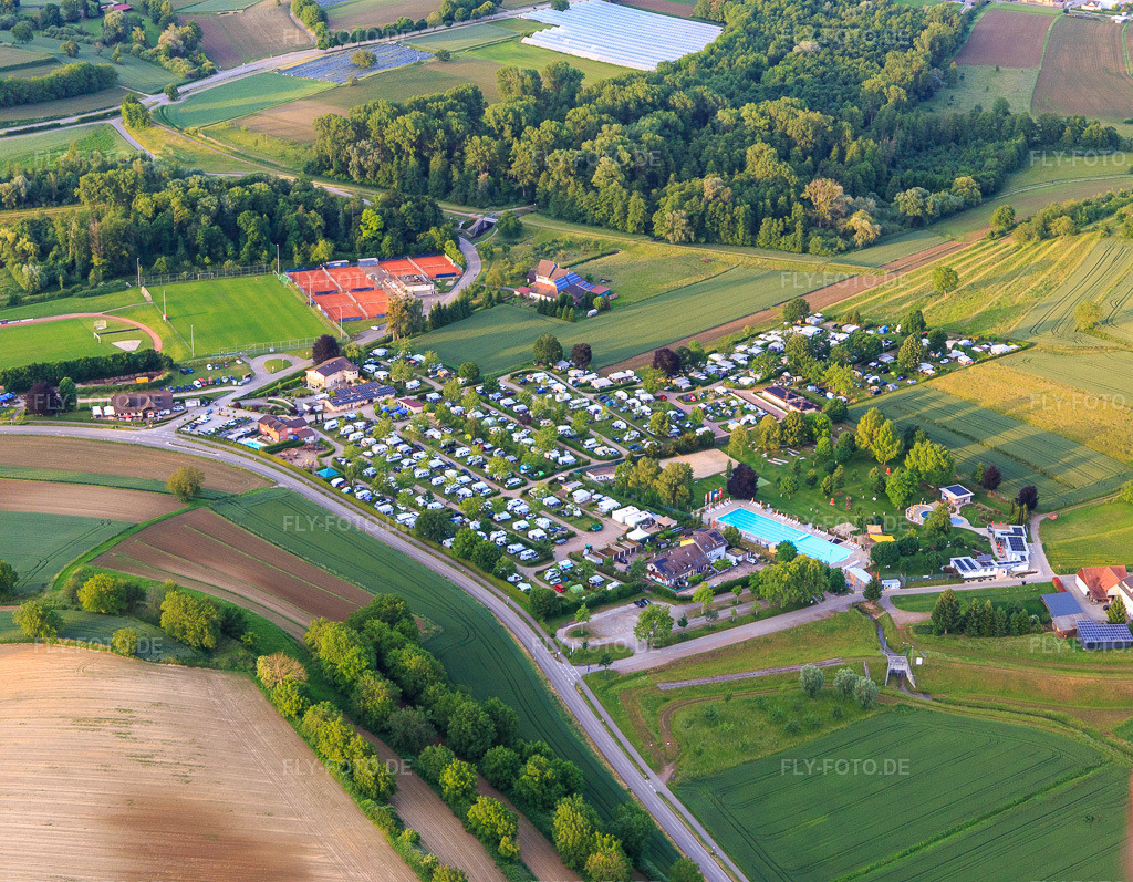 Luftbild: Campingpark Oase am Carl-Hermann-Jäger-Freibad und Tennisclub Ettenheim e.V. in Ettenheim im Bundesland Baden-Württemberg in Deutschland.Foto: IMG_147480.jpg vom 29.05.2025 durch Werner Riehm/FLY-FOTO.deCampingpark OaseFV Ettenheim | Fußballverein Ettenheim e.VWWW.TC-ETTENHEIM.DE