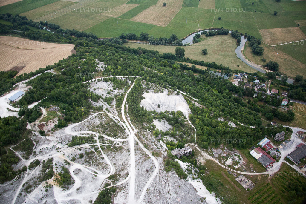Vue aérienne: Vue de la ville à Dompcevrin dans le département Meuse, France. Photo: IMG_083374.jpg prise le 12/07/2015 par Werner Riehm/FLY-FOTO.euRésolution de l'original: 5472 x 3648 px