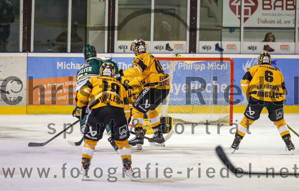 2025-11-02_065_TSV_Erding_gegen_EV_Fuessen | Erding, Deutschland, 02.11.2025:Eishockey, Oberliga Süd 2025 / 2026, 15. Spieltag, TSV Erding gegen EV Füssen, Endergebnis: 2:6Maximilian Forster (Erding Gladiators, #81), +Felix Linden (EV Füssen, #49), Ondrej Zelenka (EV Füssen, #6)Foto: Christian Riedel / fotografie-riedel.net