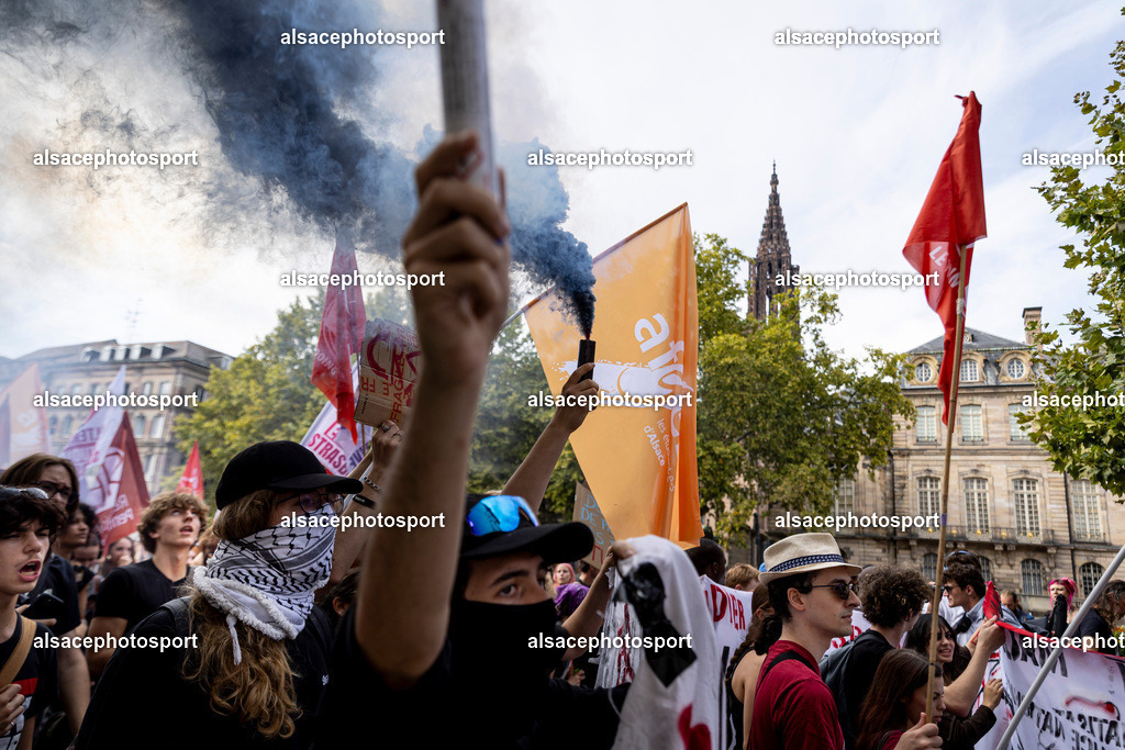 _B7A7183 | Manifestation des agents de la fonction publique a Strasbourg, le 29 septembre 2026, dans le cadre d'une journee nationale de greve et de mobilisation. Le cortege est parti de la place Kleber et a defile dans les rues du centre-ville avant de rejoindre la place de la Republique. - Realisiert mit Pictrs.com