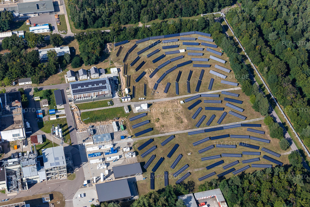 Luftbild: Solarkraftwerk und Photovoltaik- Anlagen an der Untergrombacher Straße des KIT Campus Nord. im Ortsteil Leopoldshafen in Eggenstein-Leopoldshafen im Bundesland Baden-Württemberg in Deutschland. Foto: IMG_128215.jpg vom 12.08.2021 durch Werner Riehm/FLY-FOTO.de