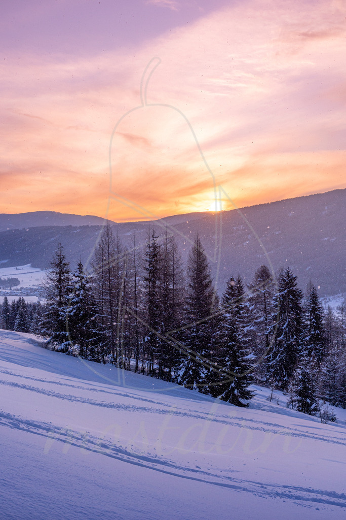 Verschneiter Sonnenaufgang am Fanningberg | Bei Veröffentlichung des Bildes ist eine Namensnennung wie folgt erforderlich: 
Foto: Mostdirn Irmgard Wieser
 - Realisiert mit Pictrs.com
