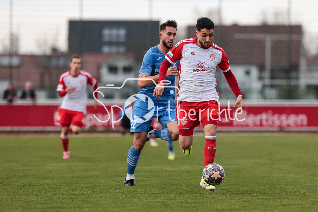 FV Illertissen - FC Bayern Amateure | im duell Niklas JECK (FVI #22) und Dion BERISHA (FCB #11) / Zweikampf