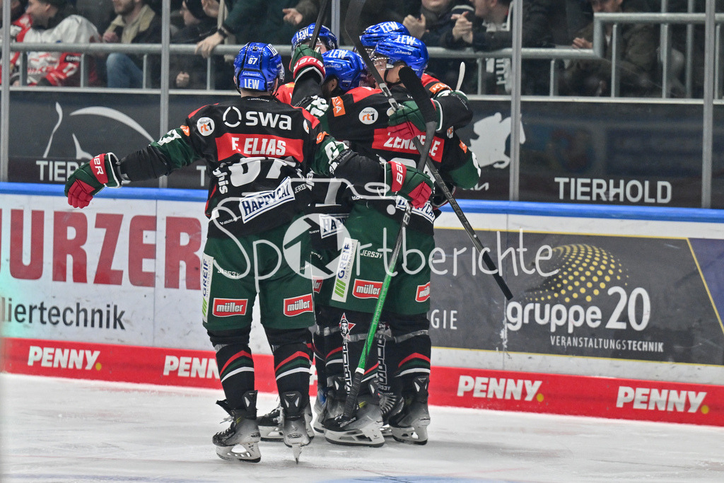 Augsburger Panther - Nürnberg Ice Tigers | Jubel der Panther nach dem Treffer zum 1-0 durch Nicholas BAPTISTE (Augsburger Panther 73) / Freude / happy / Tor / Torschuetze / DEL: Augsburger Panther - Nuernberg Ice Tigers, Curt Frenzel Stadion am 03.01.2025