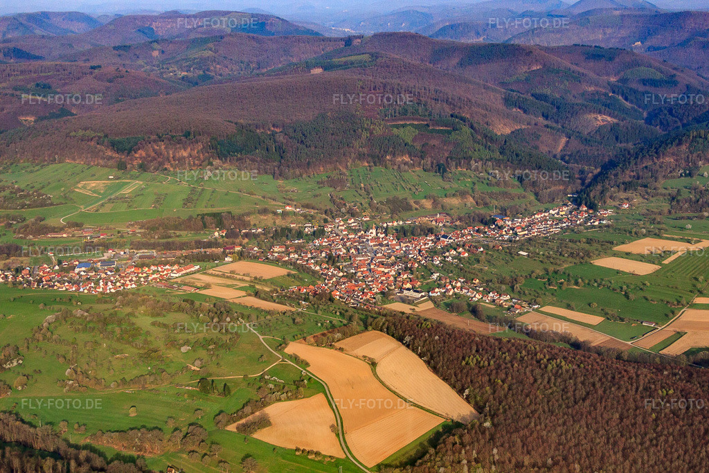 Luftbild: Ortsansicht von Osten in Lembach im Bundesland Bas-Rhin in Frankreich.Foto: IMG_63677.jpg vom 30.03.2014 durch Werner Riehm/FLY-FOTO.deAuflösung des Originals: 4752 x 3168 px
