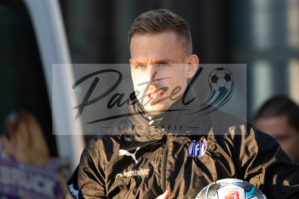 20200121_TRAOSN_0007 | Fußball, Herren: Maurice Trapp (VfL Osnabrück) schaut beim Training des VfL Osnabrück am 21.01.2020 im Sportpark Illoshöhe in Osnabrück, Deutschland.(Foto von Nico Paetzel) - Realisiert mit Pictrs.com