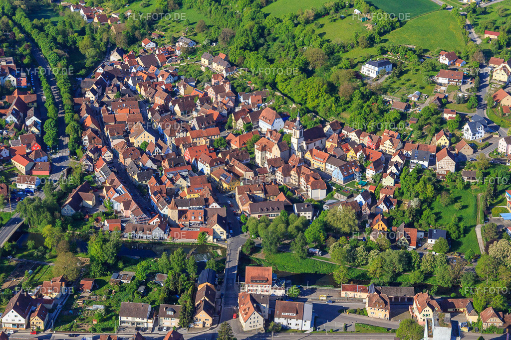 Altstadt aus Nordosten am Morgen mit Schlosserturm, Kirche St. Peter und Paul und Tauberturm  http://www.kirche-creglingen.de/ https://tauberlodge.de/ | Luftbild: Altstadt aus Nordosten am Morgen mit Schlosserturm, Kirche St. Peter und Paul und Tauberturm  http://www.kirche-creglingen.de/ https://tauberlodge.de/ in Creglingen im Bundesland Baden-Württemberg in Deutschland. Foto: IMG_146469.jpg vom 10.05.2025 durch Werner Riehm/FLY-FOTO.de - Realisiert mit Pictrs.com