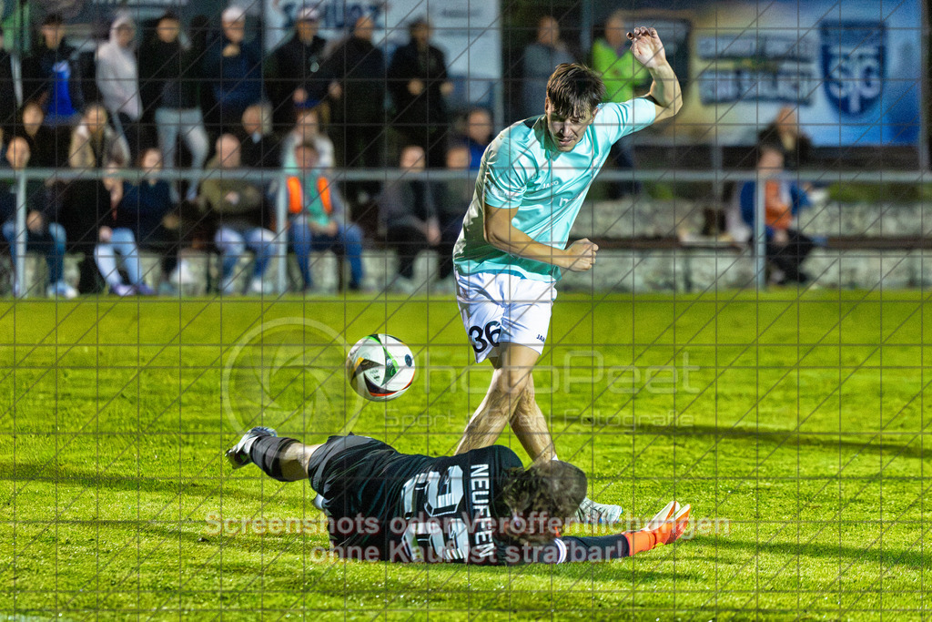 20261015_204354_0226-Bearbeitet_(c)_by_PhotoPeet | Max Schacht (TSG Salach #36) vergibt allerdings diese große TorchanceTSG Salach (türkis) vs. VfB Neuffen (blau), Fußball, Bezirksliga - Bezirk Neckar/Fils, 08. Spieltag, Saison 2026/2027, Rasensportplatz, Staufenecker Straße, 73084 Salach, 15.10.2026 - 19:30 Uhr,Foto: PhotoPeet / Sport- &amp; Eventfotografie / Peter Harich