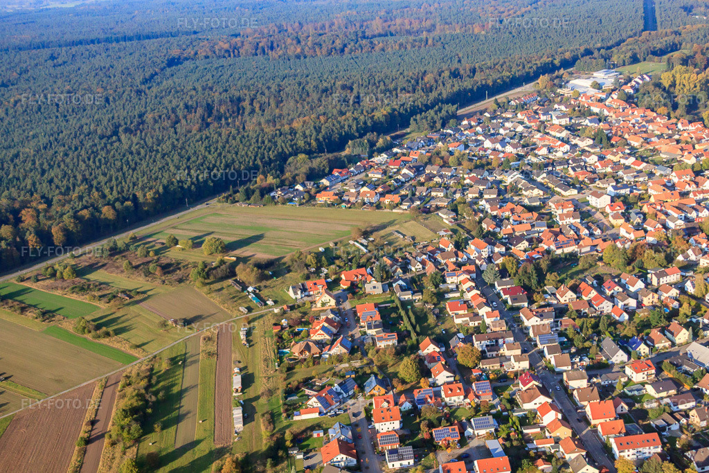 Luftbild: Kettelerstr in Berg im Bundesland Rheinland-Pfalz in Deutschland. Foto: IMG_46028.jpg vom 23.10.2011 durch Werner Riehm/FLY-FOTO.deAuflösung des Originals: 4620 x 3080 px
