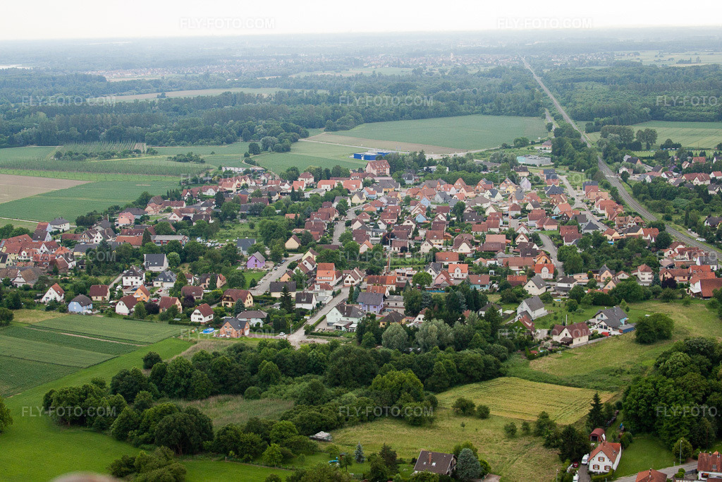 Aerial view: Dengolsheim in Sessenheim in the state Bas-Rhin, France. – Photo: IMG_28811.jpg taken on 06/14/2010 by Werner Riehm/FLY-FOTO.com – Resolution of the original: 4752 x 3168 px