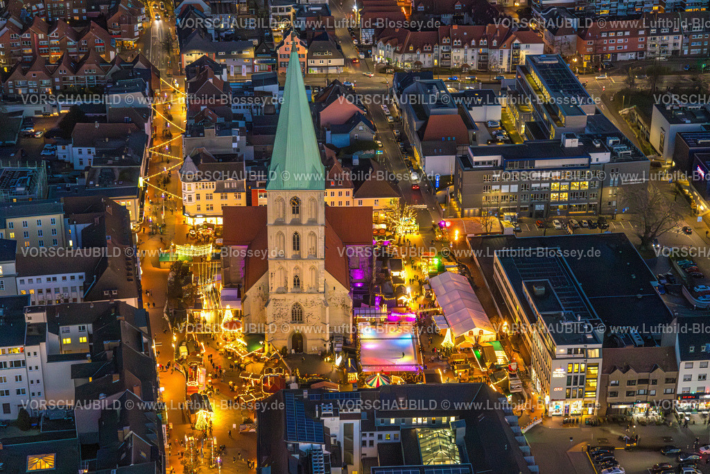 Hamm251201541Weihnachtsmarkt | Luftbild evang. Pauluskirche, Marktplatz, Weihnachtsmarkt mit Eislauffläche, Mitte Stadtbezirk Mitte, Hamm, Ruhrgebiet, Nordrhein-Westfalen, Deutschland