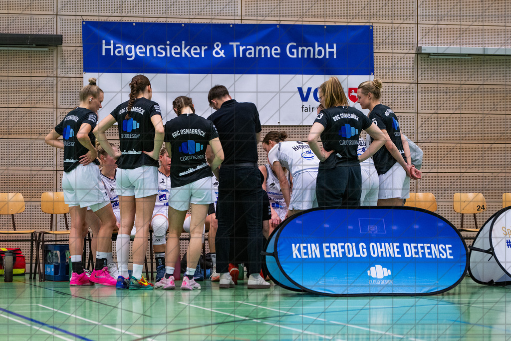 2. DBBL Nord 25/26 | Spieltag 08 | BBC Osnabrück vs. LionPride Braunschweig | 16.11.25: 2. DBBL Nord 25/26 | Spieltag 08 | BBC Osnabrück vs. LionPride Braunschweig / Osnabrück / Deutschland  //   CREDIT:www.bullenfotos.de, Martin König, Hörner Weg 40, D-49078 Osnabrück, +4917663732967 // Nutzung und Weitergabe nur zu den vereinbarten Zwecken. Presseanfragen an Ersteller. Alle Rechte beim Ersteller. Honorierung nach MFM. - Realisiert mit Pictrs.com