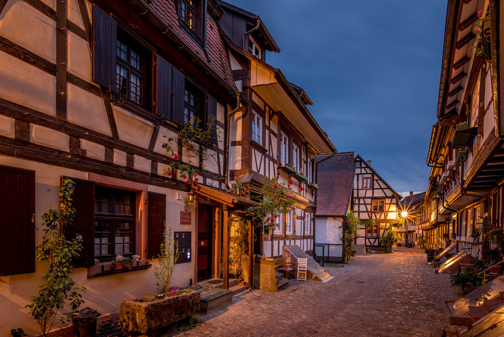 Abenstimmung in der Engelgasse | Abendstimmung in der Gengenbacher Engelgasse - Realisiert mit Pictrs.com