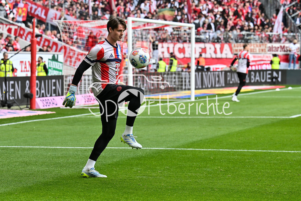 SC Freiburg - FC Bayern München | FREIBURG, GERMANY - 04. APRIL: im Bild Jonas Kurt URBIG (FC Bayern Munich 40) beim warmmachen vor dem Bundesligamatch zwischen dem SC Freiburg und dem FC Bayern München am 28. Spieltag im Europa-Park Stadion / DFL REGULATIONS PROHIBIT ANY USE OF PHOTOGRAPHS AS IMAGE SEQUENCES AND/OR QUASI-VIDEO