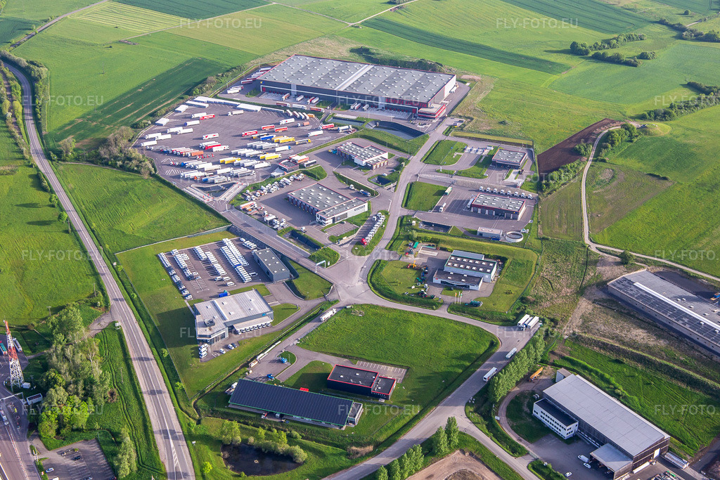 Vue aérienne: Parc industriel avec KIMMEL LOGISTIK, KIMMEL LAVAGE, Dietrich Véhicules et Sarre Union Pl Services - MAN au péage de Sarre-Union - A4 - Sortie n° 42 à Thal-Drulingen dans le département Bas Rhin, France.Photo: IMG_140629.jpg prise le 01/05/2024 par Werner Riehm/FLY-FOTO.euRésolution de l'original: 5377 x 3584 pxWWW.CENTRAUTOTHAL.COMWWW.DIETRICH-VEHICULES.FR
