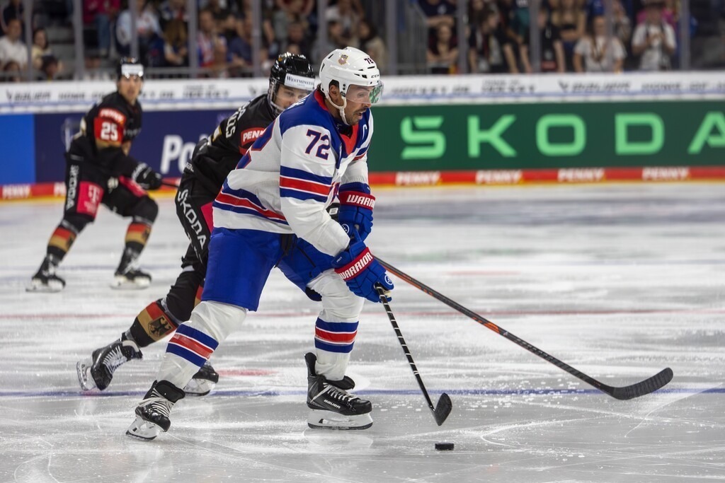Eishockey-Länderspiel Deutschland gegen USA in Mannheim (letztes Vorbereitungsspiel vor der WM in der Schweiz) | Eishockey-Länderspiel Deutschland gegen USA in Mannheim (letztes Vorbereitungsspiel vor der WM in der Schweiz)***Justin Faulk (72, USA) am Puck - Realisiert mit Pictrs.com