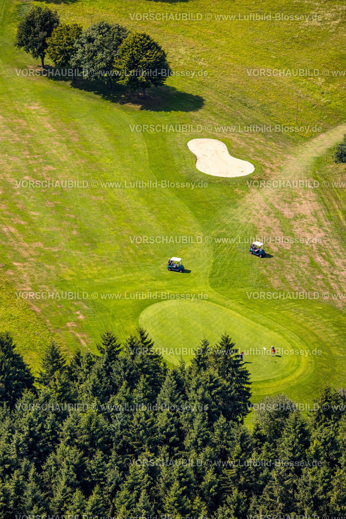 Attendorn250808178 | Luftbild, Golfclub Repetal Südsauerland e.V., Golfplatz und Golfwiese Repetal, Golfspieler am Loch und Caddy Golfwagen, Mecklinghausen, Attendorn, Sauerland, Nordrhein-Westfalen, Deutschland