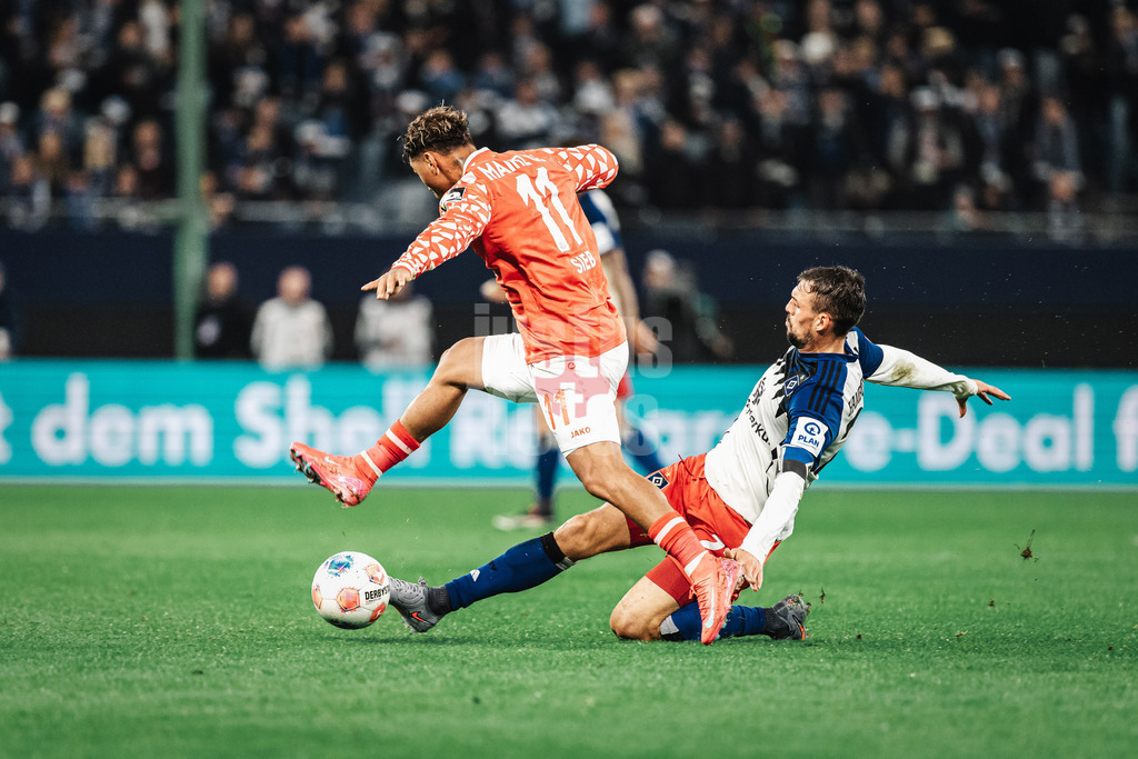 Fußball | Männer | Saison 2025/2026 | 1. Fußball-Bundesliga | 6. Spieltag | Hamburger SV vs. 1. FSV Mainz 05 | 05.10.2025 | v.l. Armindo Sieb (#11, 1. FSV Mainz 05) wird von Jonas Meffert (#23, HSV) vom Ball getrennt