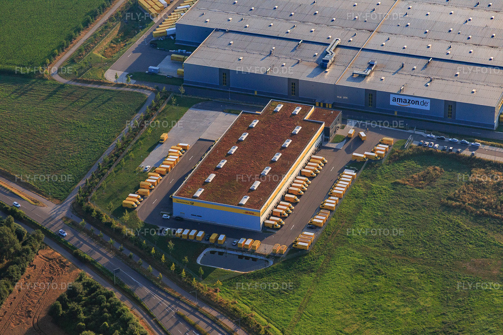 Luftbild: A8 Ausfahrt Pforzheim Nord mit Deutsche Post/DHL Lager am Amazon STR1 Logistikzentrum im Ortsteil Eutingen in Pforzheim im Bundesland Baden-Württemberg in Deutschland. – Foto: IMG_092274.jpg vom 01.08.2016 durch Werner Riehm/FLY-FOTO.de – Auflösung des Originals: 5472 x 3648 px – Deutsche Post – Die Post für Deutschland