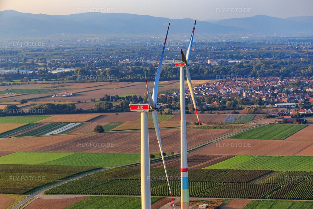 Luftbild: Ortschaft hinter Windkraftanlagen in Offenbach an der Queich im Bundesland Rheinland-Pfalz in Deutschland. Foto: IMG_073962.jpg vom 03.10.2014 durch Werner Riehm/FLY-FOTO.de