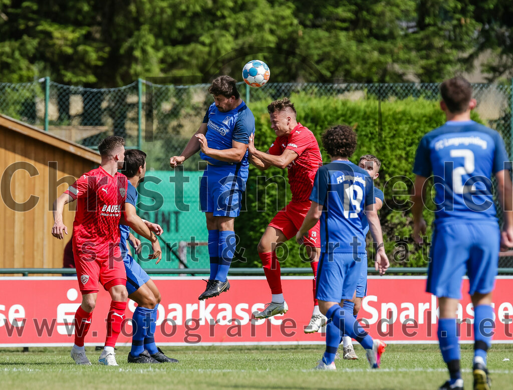 2023-07-08_045_FC_Langengeisling_gegen_TSV_Buchbach | Erding, Deutschland, 08.07.2023:
Fußball, Bezirksliga Oberbayern Ost 2023 / 2024, Testspiel, FC Langengeisling gegen TSV Buchbach, Endergebnis: 0:6

Lucas Seeholzer (FC Langengeisling, #2), Florian Rupprecht (FC Langengeisling, #11), Levin Ramstetter (TSV Buchbach, #20), Fabian Aigner (FC Langengeisling, #19)

Foto: Christian Riedel / fotografie-riedel.net
