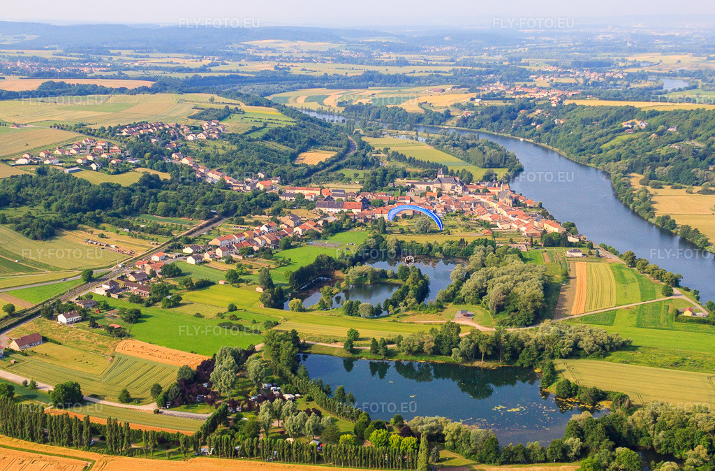 Vue aérienne: Vue du village depuis le nord-est sur la Moselle à Rettel dans le département Moselle, France – .Photo: IMG_29409.jpg prise le 26/06/2010 par Werner Riehm/FLY-FOTO.eu – Résolution de l'original: 4120 x 2711 px