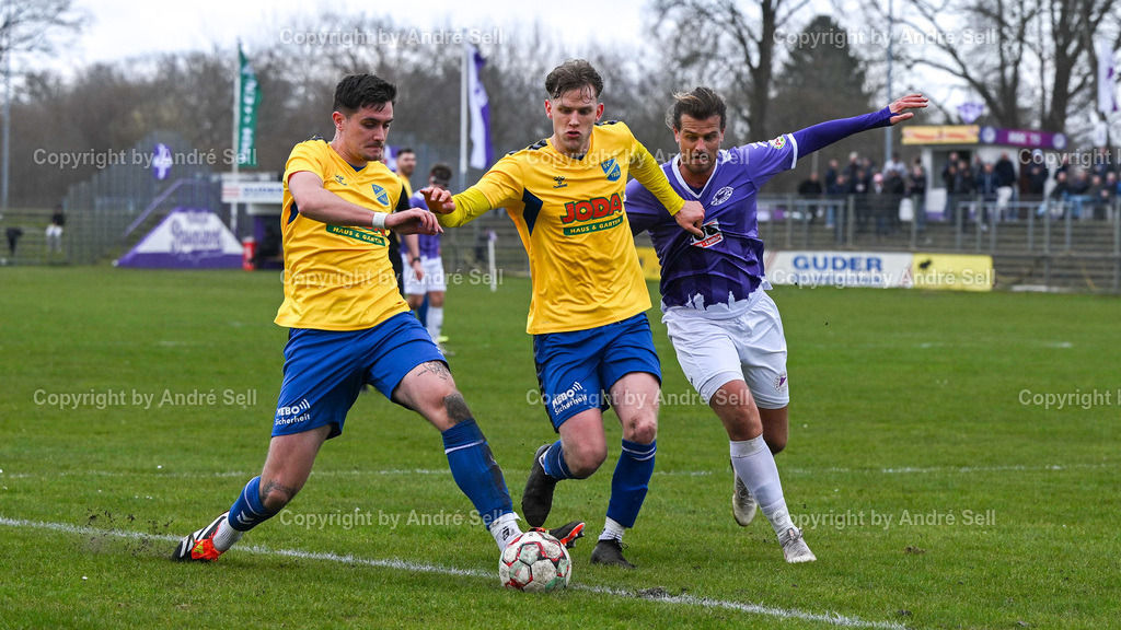 VfR Neumünster vs SV Todesfelde | 2Kevin Schulz (VfR #18) vs Lasse Jetz (Todesfelde #4) &amp; Pawel Erfmann (Todesfelde #6) / Fußball-Oberliga Männer 2025/2026 / VfR Neumünster vs SV Todesfelde / VfR Stadion / Neumünster / 15.03.26 - Realisiert mit Pictrs.com