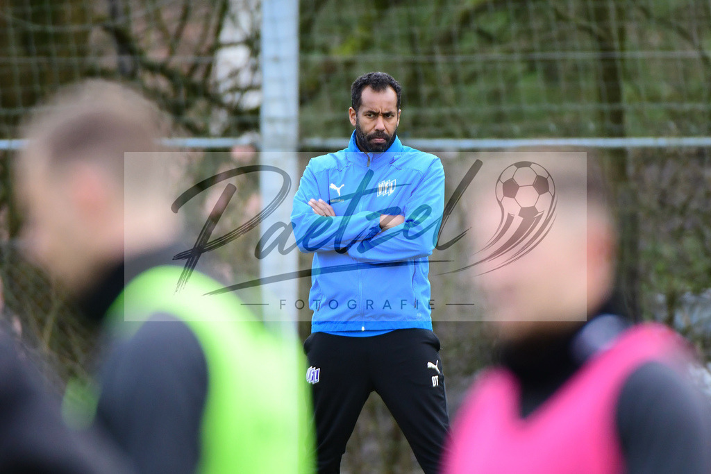 20200229_TRAOSN_0035 | Fussball, Herren: Trainer Daniel Thioune (VfL Osnabrueck) schaut waehrend der Trainingseinheit des VfL Osnabrueck im Sportpark Illoshoehe am 29.02.2020 in Osnabrueck, Deutschland. - Realisiert mit Pictrs.com