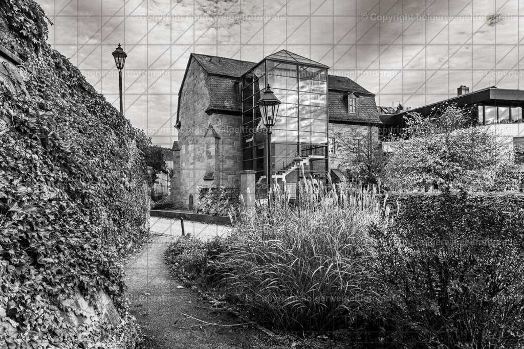 Das alte Rathaus am herbstlichen Barockgarten | Kaufen sie online außergewöhnliche Fotografien auf Leinwand Acrylglas Fotoprint Aludibond von holgerweigeltfotografie - Realisiert mit Pictrs.com