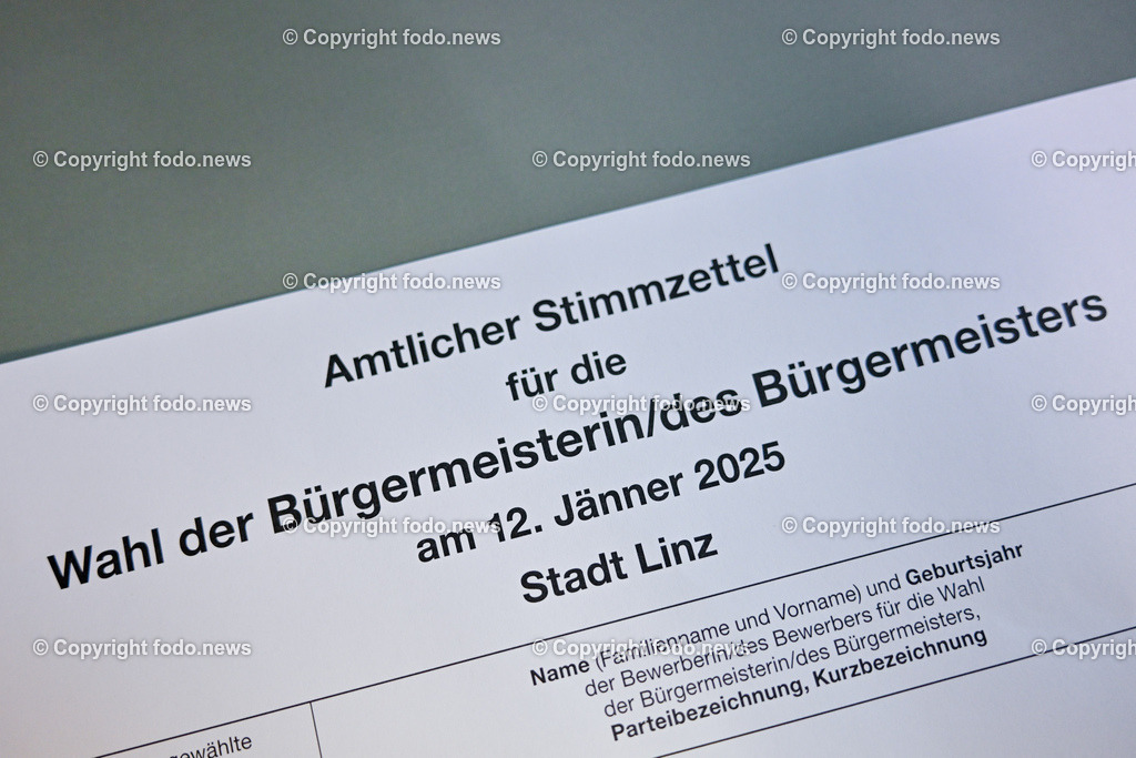 Linz_ Wahlkarte Buergermeisterwahl_ 21.12.2024-8 | 21.12.2024, Linz, AUT, Wahlkarte, im Bild Themenbild, Briefwahl, Buergermeisterwahl Linz 2025, Buergermeisterkanditat, Oberoesterreich, Politik, Post, Postzustellung, Stimmabgabe, Briefwahl, Wahlbeteiligung, Wahlkarte, Wahlrecht, Wahlumschlag, Wahlunterlagen, Wahlzettel, Amtlicher Stimmzettel