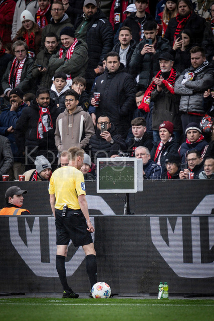 German Bundesliga, Bayer 04 Leverkusen vs. FC Bayern München, 14.03.2026 | LEVERKUSEN, GERMANY - MARCH 14:  referee Christian Dingert (Lebecksmuehle) checked a goal situation during the German Bundesliga match on gameday 26 between Bayer 04 Leverkusen vs. FC Bayern München at BayArena on March 14, 2026 in Leverkusen, Germany. DFL REGULATIONS PROHIBIT ANY USE OF PHOTOGRAPHS AS IMAGE SEQUENCES AND/OR QUASI-VIDEO.