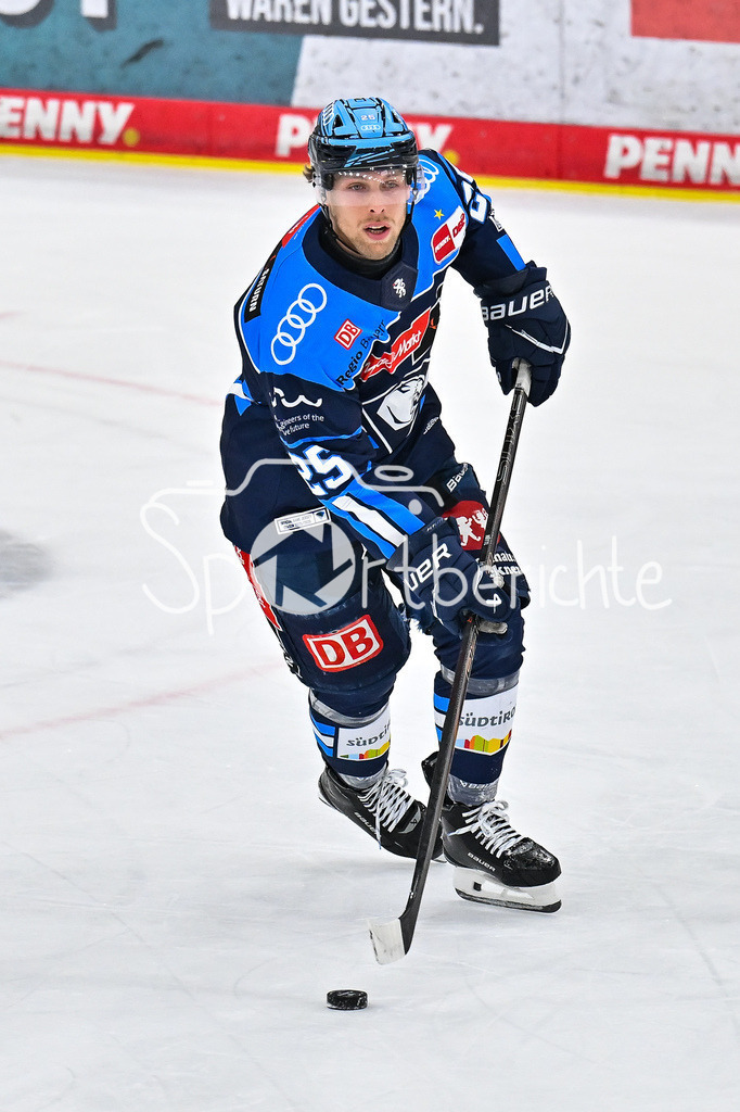 ERC Ingolstadt - EHC RB München | INGOLSTADT, GERMANY - 27. MAERZ: am Puck Leon HÜTTL (ERC Ingolstadt 25) / Einzelfoto / Freisteller während dem Match zwischen dem ERC Ingolstadt und dem EHC RB München bei Spiel 2 des DEL Playoff Viertelfinales in der Saturn Arena