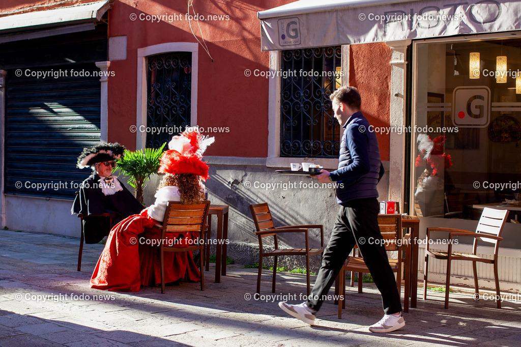 Italien_ Venedig_ 03.03.2025-56 | 03.03.2025, Italien, ITA, Venetien, Venedig, im Bild Venedig, Stadtansichten, Touristen, Reisefeature, Karneval, Masken, maskiert, venezianisch, Reise, Venedig, Venezia, Venetien, Stadtansicht, Campanile, Canale Grande, Markusplatz, Markuskirche, Touristen, Gondel, Gondolere, Faehre, Motorboot, Wassertaxi, Vaporetto, Adria, Lagune, Pfahlbauten, Bruecke, Rialtobruecke, La Gondola, Dogenpalast, Italien, Creativ, Kreativ