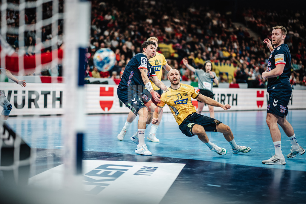 Handball | Herren | EHF EURO 2024 | European Championshop Men 2024 Final Tournament | Norwegen vs. Schweden | 23.01.2024 | Lukas Sandell (#33, Schweden, SWE) nach dem Wurf aufs Tor
