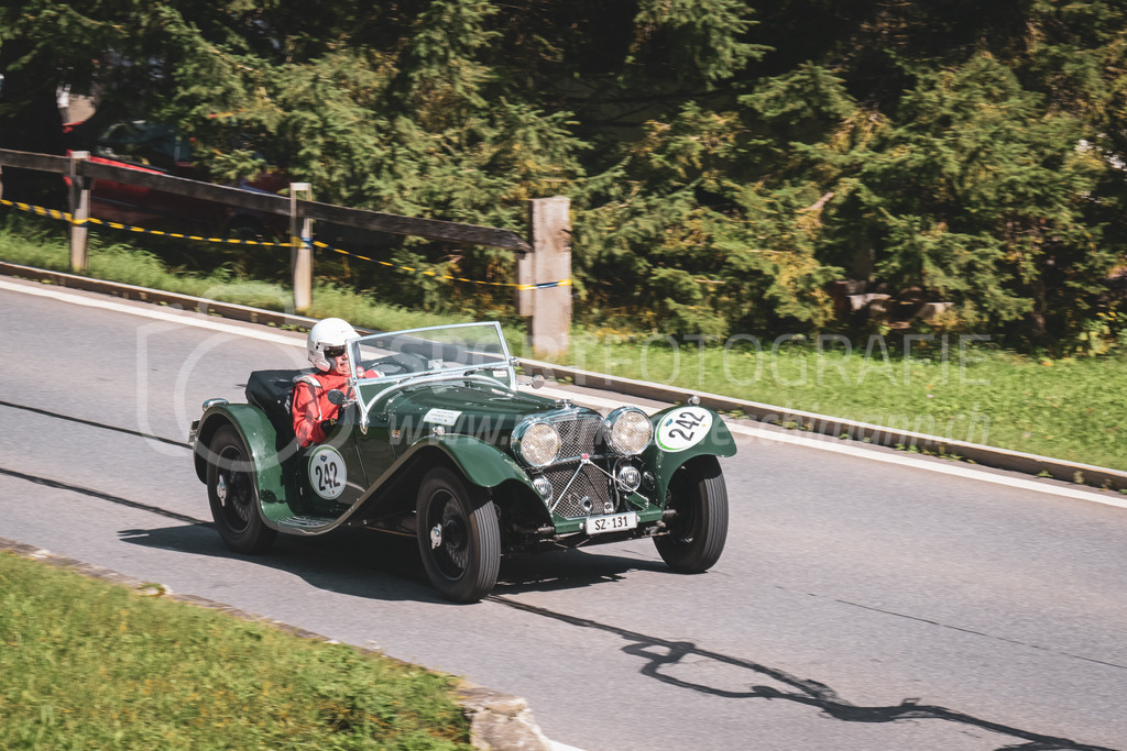 21. Arosa ClassicCar 2025 - 6. =September= 2025 | Dany Saredi aus Küssnacht (SUI) in einem Jaguar 100 SS Cars aus dem Jahre 1937 mit Startnummer 242 am Arosa ClassicCar 2025 in der Kategorie Classic Trophy..@arosaclassiccar, @arosa.official, #arosaclassiccar, #arosa, #76curves, #classiccarBild: Sportfotografie Markus Aeschimann | www.markus-aeschimann.ch - Realisiert mit Pictrs.com