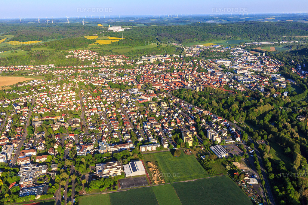 Luftbild: Stadtansicht im Taubertal aus Osten in Bad Mergentheim im Bundesland Baden-Württemberg in Deutschland. Foto: IMG_146362.jpg vom 10.05.2025 durch Werner Riehm/FLY-FOTO.de