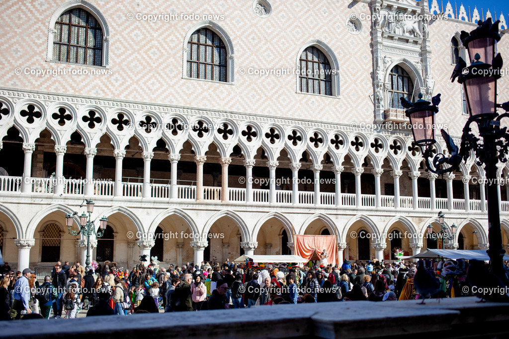 Italien_ Venedig_ 03.03.2025-77 | 03.03.2025, Italien, ITA, Venetien, Venedig, im Bild Venedig, Stadtansichten, Touristen, Reisefeature, Karneval, Masken, maskiert, venezianisch, Reise, Venedig, Venezia, Venetien, Stadtansicht, Campanile, Canale Grande, Markusplatz, Markuskirche, Touristen, Gondel, Gondolere, Faehre, Motorboot, Wassertaxi, Vaporetto, Adria, Lagune, Pfahlbauten, Bruecke, Rialtobruecke, La Gondola, Dogenpalast, Italien, Creativ, Kreativ