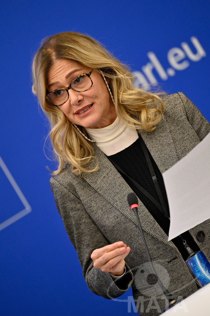 _DWI0109 | Politikerin Francesca Donato bei einer Pressekonferenz zum Thema 'Alarmierende Statistiken zu den Folgen des COVID-Lockdowns' im Europäischen Parlament. Straßburg, 18.01.2023 - Realisiert mit Pictrs.com